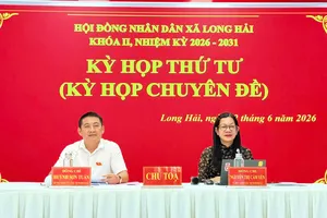 Ông Huỳnh Sơn Tuấn, Thành ủy viên, Bí thư Đảng ủy, Chủ tịch HĐND xã và bà Nguyễn Thị Cẩm Yến, Ủy viên Ban Thường vụ Đảng ủy, Phó Chủ tịch HĐND xã đồng chủ trì kỳ họp 
