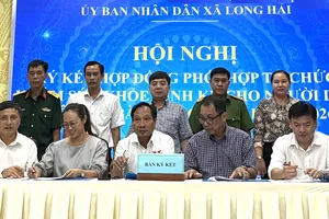 Lãnh đạo xã Long Hải cùng đại diện 4 đơn vị y tế ký kết chương trình phối hợp hoạt động