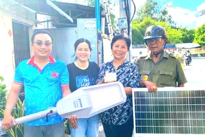 Phường Phú Thạnh đẩy mạnh thay thế, lắp đặt mới hệ thống đèn LED trên các tuyến đường, hẻm