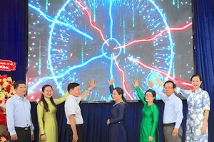 Lãnh đạo phường Thông Tây Hội và đại diện Viettel ấn nút khởi động app "Bản đồ số khu phố". Ảnh: QUANG HUY