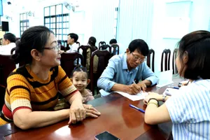 Người dân bị ảnh hưởng bởi dự án thành phần 1-3 thuộc Vành đai 4 TPHCM nhận quyết định chi trả tiền bồi thường. Ảnh: TH