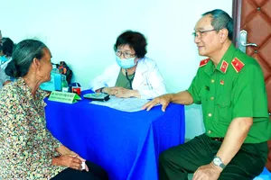 Hội Quân dân y Việt Nam phối hợp với UBND xã Đất Đỏ tổ chức khám bệnh sàng lọc, cấp phát thuốc miễn phí cho khoảng 500 người dân trên địa bàn.