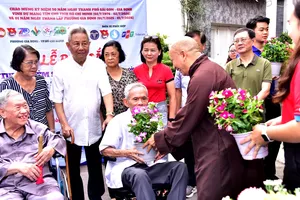 Tặng cây xanh cho các hộ dân trên tuyến hẻm số 6 đường Nguyễn Huy Tưởng