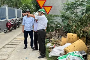 Lãnh đạo xã Long Hải khảo sát thực địa. Ảnh: THÀNH HUY