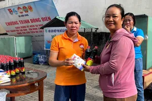 Xã Kim Long khuyến khích đổi rác nhựa nhận quà