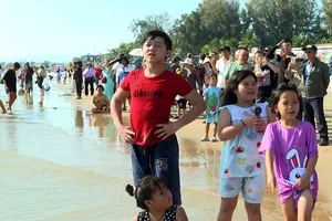 Bãi biển Long Hải luôn tấp nập du khách trong dịp hè 2026 