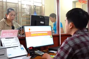 Người dân làm thủ tục tại trung tâm phục vụ hành chính công xã Kim Long
