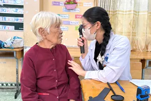 Xã Bình Hưng khám sức khỏe, tặng quà cho hơn 500 lượt người