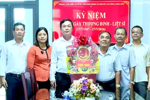 Lãnh đạo xã Long Hải đến thăm, tặng quà Trung tâm Điều dưỡng thương binh và người có công Long Đất. Ảnh: THÀNH HUY