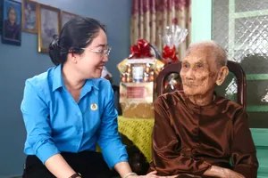 Phó Chủ tịch LĐLĐ TPHCM Nguyễn Kim Loan thăm hỏi, chúc sức khỏe đến Mẹ Việt Nam Anh hùng Nguyễn Thị Rực