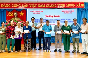 Hải đoàn 129 trao quà tri ân gia đình chính sách tại xã Long Hải