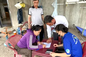 Hỗ trợ thực hiện thủ tục chứng thực văn bản ủy quyền vay vốn ngân hàng tại nhà. Ảnh: THÀNH HUY