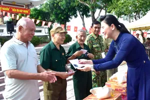 Trao quà tri ân thương binh, bệnh binh và gia đình chính sách