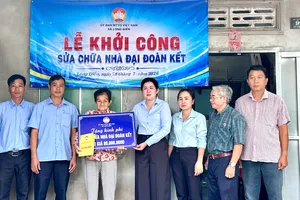 Trao kinh phí chữa bệnh cho thương bệnh binh và sửa chữa nhà cho hộ khó khăn