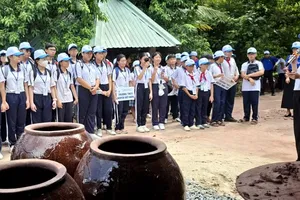 Đưa học sinh trải nghiệm các nghề truyền thống ở nông thôn
