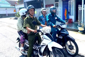 Lực lượng tình nguyện viên đưa đón người già neo đơn đến khám sức khỏe tại bệnh viên