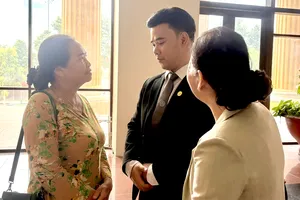 Mẹ của cố diễn viên Đức Tiến (bìa trái) trao đổi với luật sư sau phiên tòa. Ảnh: SONG MAI