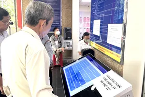 Người dân đến Chi nhánh Văn phòng Đăng ký đất đai số 15 thực hiện các thủ tục đất đai. Ảnh: THANH HIỀN