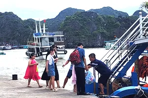 Du khách tham quan vịnh Lan Hạ (Hải Phòng). Ảnh THU HÀ