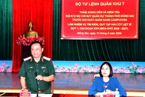 Thủ trưởng Bộ Tư lệnh Quân khu 7 động viên cán bộ, chiến sĩ Đội K72 trước ngày lên đường làm nhiệm vụ. Ảnh: ĐỘI K72