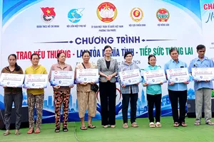 Người dân phường Tân Phước nhận thẻ bảo hiểm y tế. Ảnh: QUỐC ĐẠT