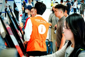 Hành khách làm thủ tục tại kiosk check-in sinh trắc học tại sân bay Nội Bài (Hà Nội). Ảnh: HÀ ANH