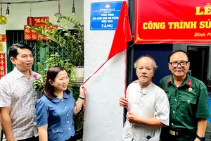Ông Trương Văn Hòa (thứ 2 từ phải sang) đón nhận căn nhà được sửa chữa khang trang