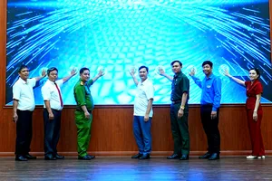 Các đại biểu thực hiện nghi thức bấm nút ra mắt mô hình