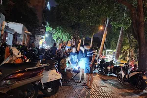 Tình trạng trông giữ xe trái phép xuất hiện ở khu vực Công viên Âu Lạc. Ảnh: HT
