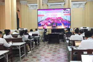 Các phóng viên theo dõi trực tuyến phiên tòa