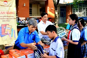Học sinh nhận dụng cụ học tập tại ngày hội