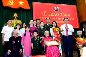 Đại tướng Nguyễn Trọng Nghĩa trao Huy hiệu 80 năm tuổi Đảng tặng các đảng viên lão thành tại Huế