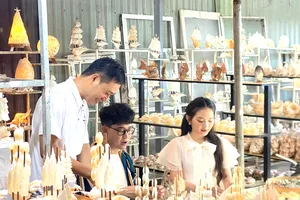 Anh Nguyễn Thanh Vũ (bía trái) nối nghiệp gia đình, tiếp tục hành trình với sò ốc mỹ nghệ.
