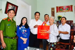 Lãnh đạo phường Rạch Dừa thăm tặng quà người có công tiêu biểu dịp Quốc khánh 2-9