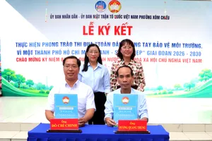 Đại diện UBND phường Xóm Chiếu và Ủy ban MTTQ VIệt Nam phường ký kết tại chương trình