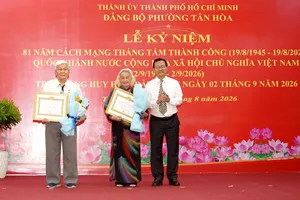 Phó Trưởng Ban Tổ chức Thành ủy TPHCM Huỳnh Văn Dân trao Huy hiệu Đảng đến các đảng viên tại phường Tân Hòa