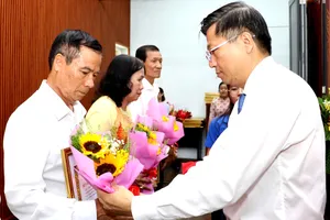 Đồng chí Trần Văn Tuấn trao Huy hiệu Đảng đến đảng viên xã Đông Thạnh
