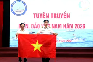 Tại chương trình, Trường Cao đẳng Công nghệ Y - Dược Việt Nam trao tặng Lữ đoàn 161 Hải quân 100 là cờ Tổ quốc. Ảnh: XUÂN QUỲNH