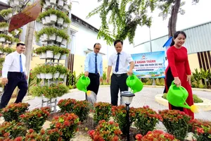Lãnh đạo phường Chánh Hiệp thực hiện nghi thức khánh thành vườn hoa