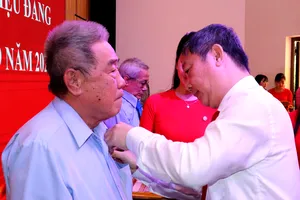 Nhiều phường xã long trọng tổ chức Lễ trao Huy hiệu Đảng đợt 2-9 đến đảng viên