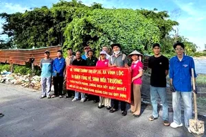 Xã Vĩnh Lộc ra quân làm vệ sinh môi trường chào mừng lễ lớn 