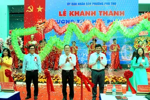 Các đại biểu cắt băng khánh thành. QUANG HUY
