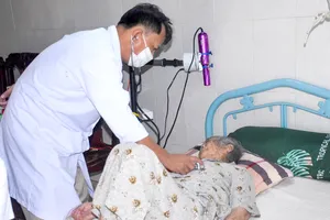 Bác sĩ Trạm Y tế xã Bình Giã lưu động thực hiện khám bệnh cho người cao tuổi tại nhà.