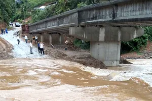 Đường tránh tạm thời ở bản Xóng Con (xã Tam Thái) bị ngập sâu gây chia cắt giao thông 