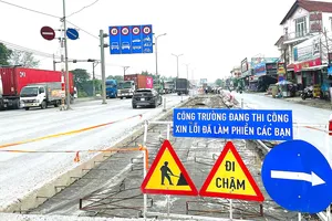 Việc sửa chữa quốc lộ 51 đoạn qua TP Đồng Nai kéo dài gây nguy cơ mất an toàn giao thông. 