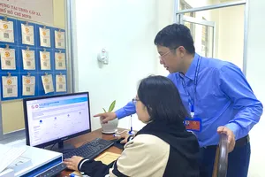 Công chức Trung tâm Phục vụ hành chính công phường Phước Thắng hướng dẫn người dân nộp hồ sơ trực tuyến.