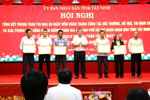 Lãnh đạo tỉnh Tây Ninh tặng bằng khen cho các cá nhân có thành tích xuất sắc trong bồi thường, giải phóng mặt bằng Vành đai 4 TPHCM
