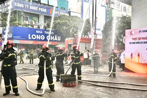 Lực lượng PCCC và cứu nạn cứu hộ triển khai phương án thực tập tại khu vực chợ Bàn Cờ. Ảnh: QUỲNH YÊN