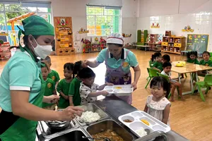 Các em nhỏ Trường Mầm non Bông Sen, xã Đông Thạnh chuẩn bị dùng bữa trưa 22-9