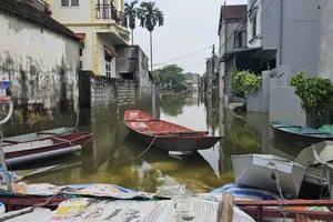 Hà Nội: Trời nắng nhưng nhiều khu dân cư ven sông Bùi vẫn ngập sâu